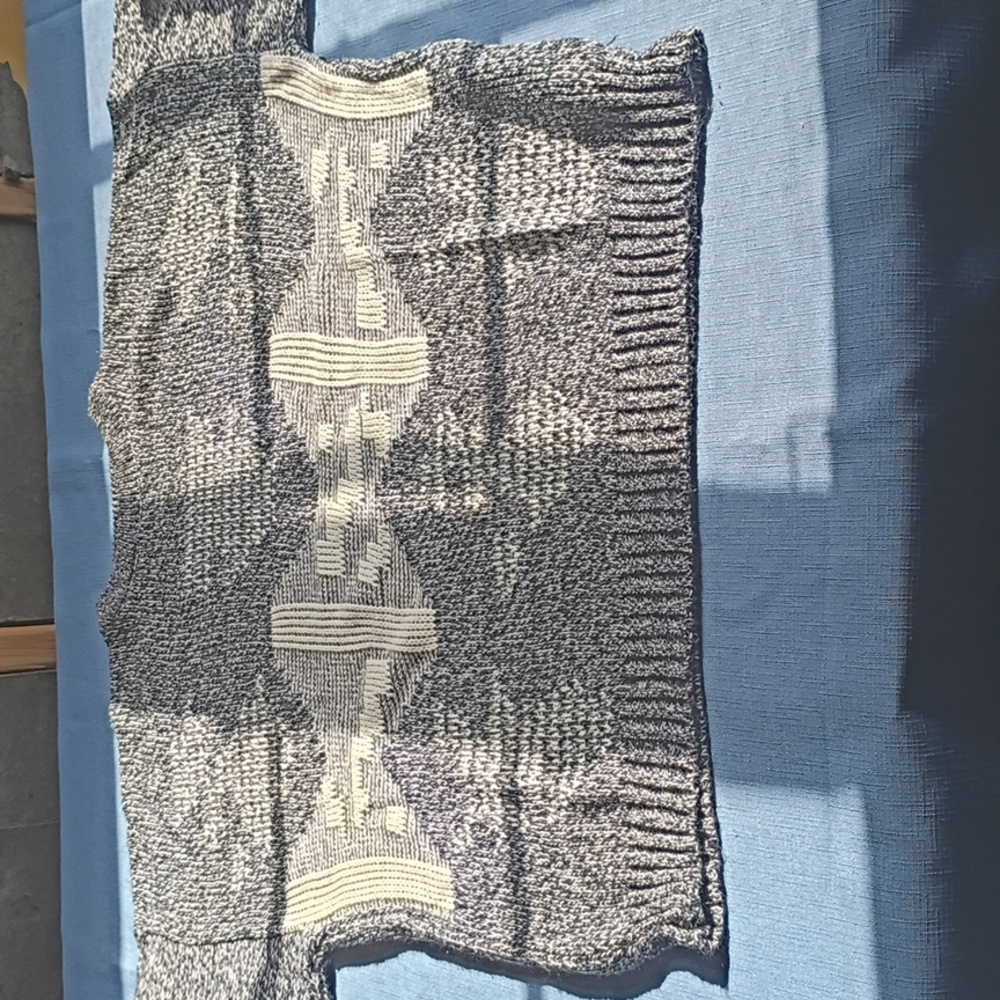 Men's Classic Gray and White Crewneck Sweater - Picture 6 of 8